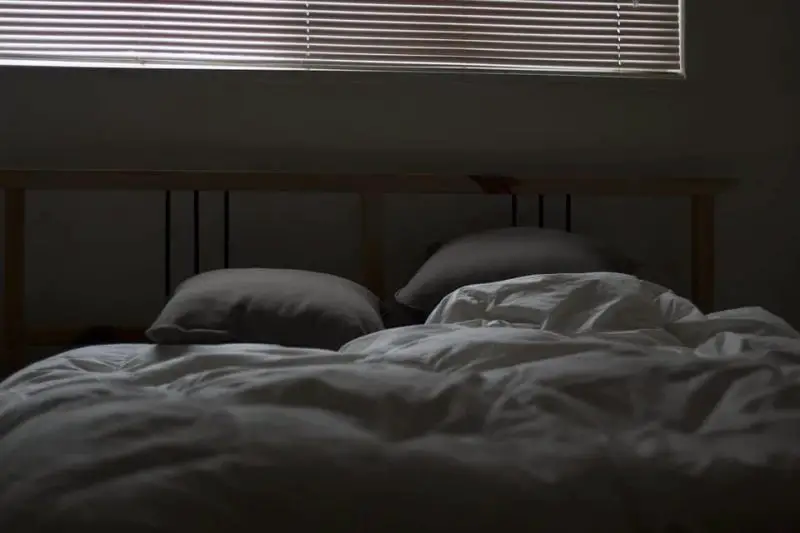 Jak wysoka powinna być twoja poduszka? Najlepszy przewodnik dotyczący snu