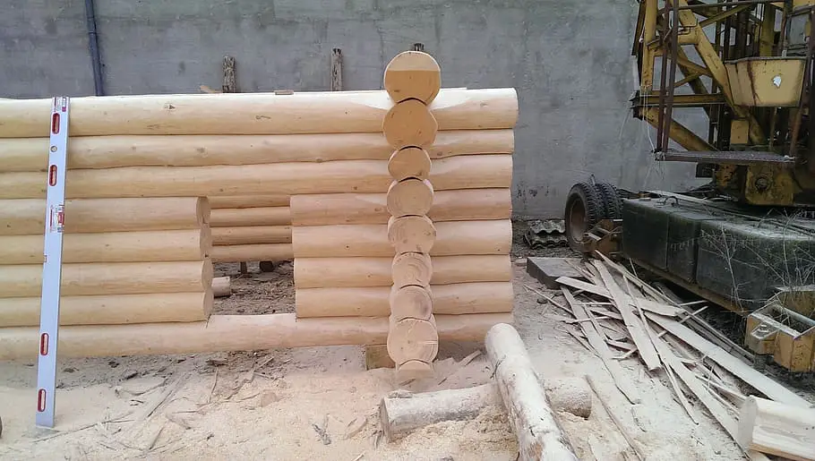 Jak zbudować stojak na drewno opałowe z palet? W 5 łatwych krokach