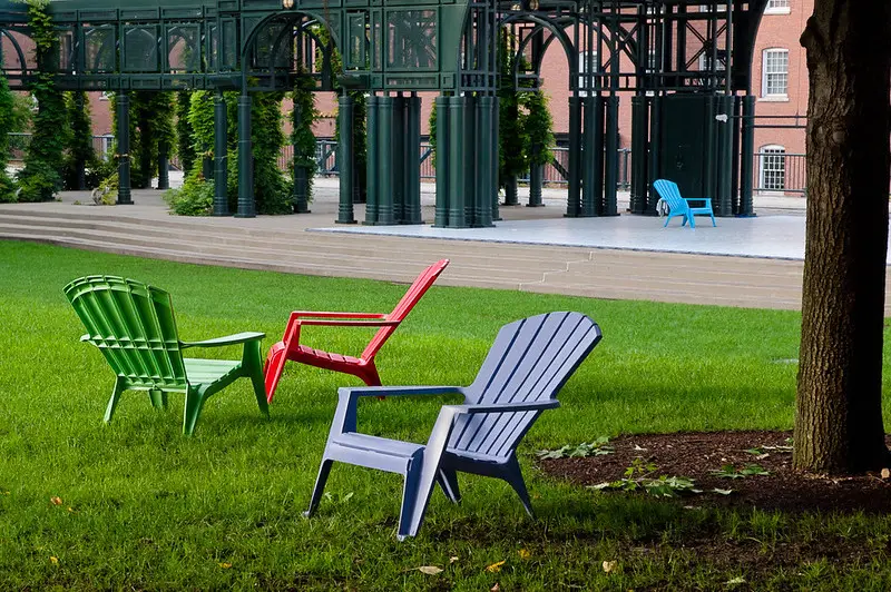 6 szybkich i łatwych kroków dotyczących czyszczenia plastikowego krzesła ogrodowego