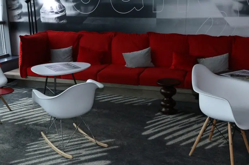 Czerwona sofa Jakie ściany w kolorze: najlepsze 4 kolory do wypróbowania