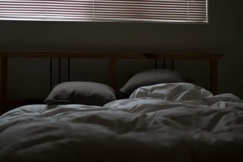 Dlaczego moje łóżko jest wilgotne? 5 najlepszych rzeczy do zrobienia!