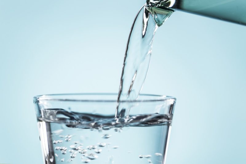 Dlaczego pić wodę przed snem? 4 najlepsze powody dlaczego!