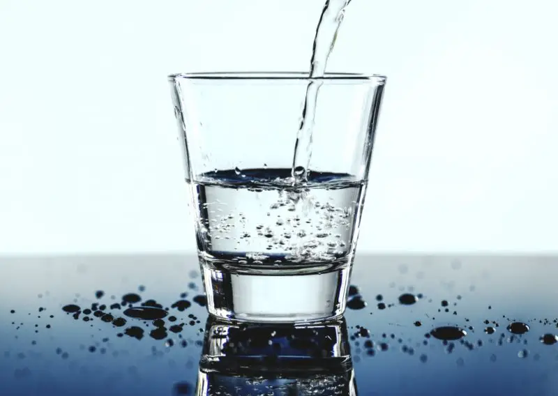 Dlaczego powinieneś pić wodę przed snem? 4 Przydatne Korzyści!