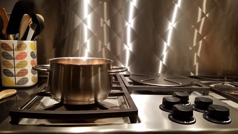 Jak czyścić górne cewki kuchenki elektrycznej? 4 proste sposoby!
