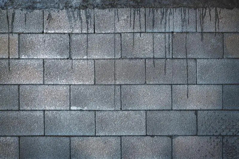 Jak czyścić ściany betonowe uszkodzone przez wodę?