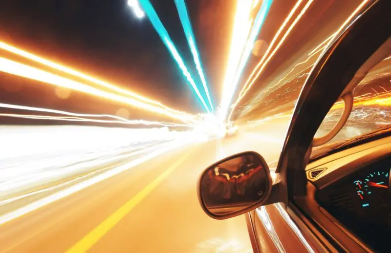 Jak długo mandaty za przekroczenie prędkości wpływają na Twoje ubezpieczenie? 4 wskazówki