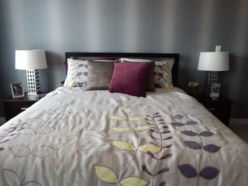 Jak dopasować łóżko typu queen-size w małych pomieszczeniach? 3 proste wskazówki!