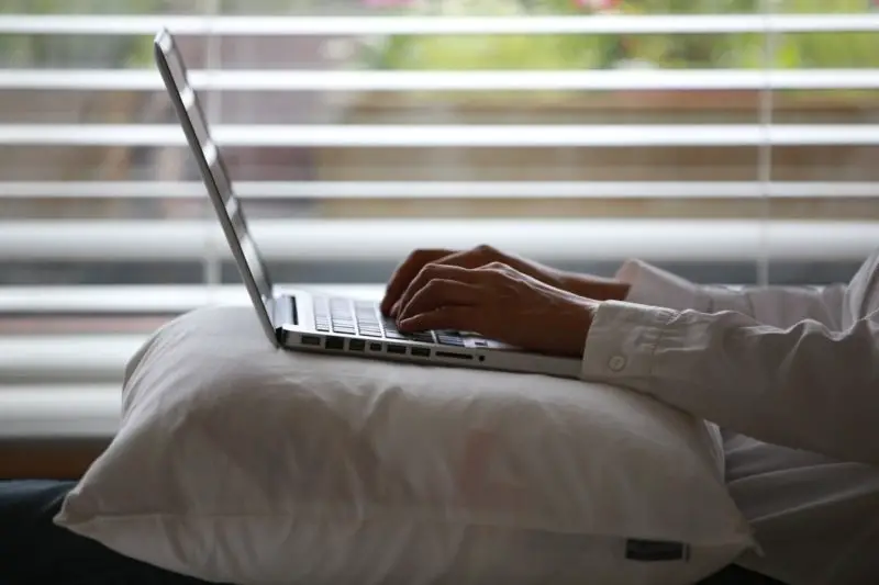 Jak korzystać z laptopa w łóżku? 5 najlepszych wskazówek!