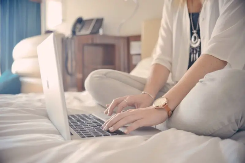 Jak korzystać z laptopa w łóżku bez przegrzewania? 5 najlepszych wskazówek!
