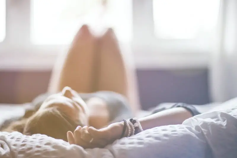 Jak leżeć w łóżku po wymianie stawu kolanowego? 5 najlepszych opcji!