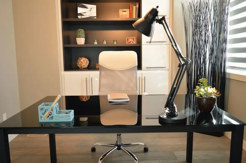 Jak naprawić krzesełko biurowe w 4 przydatnych metodach DIY?