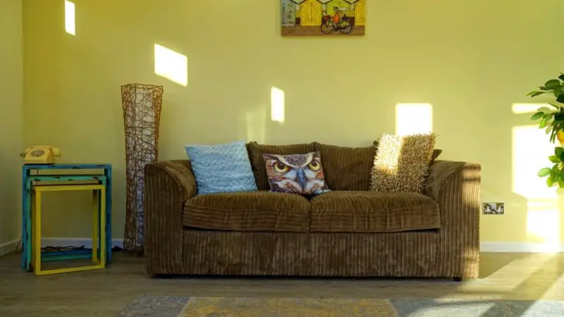 Jak naprawić sflaczałą sofę? 4 proste kroki!