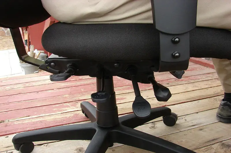Jak naprawić tonące krzesło biurowe: 2 łatwe do naśladowania metody