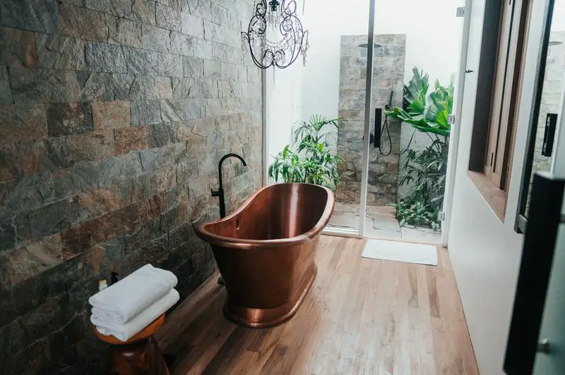 Jak naprawić uszkodzone przez wodę drewno w łazience w 5 prostych krokach?