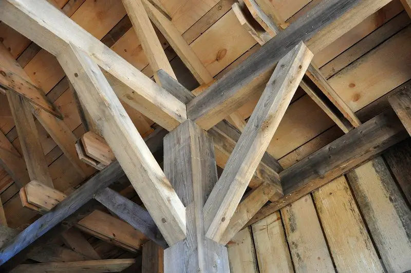 Jak naprawić uszkodzone przez wodę drewno w słupkach domowych: 4 proste kroki