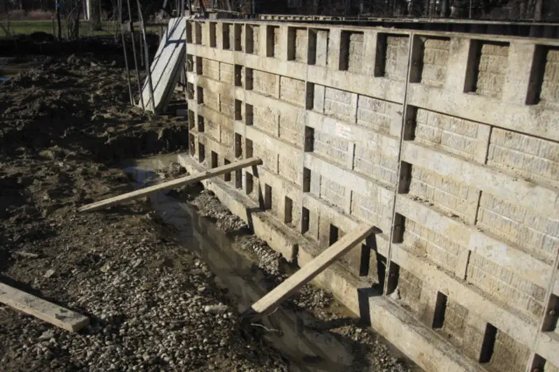 Jak naprawić zniszczony przez wodę podkład z drewna: 4 proste kroki