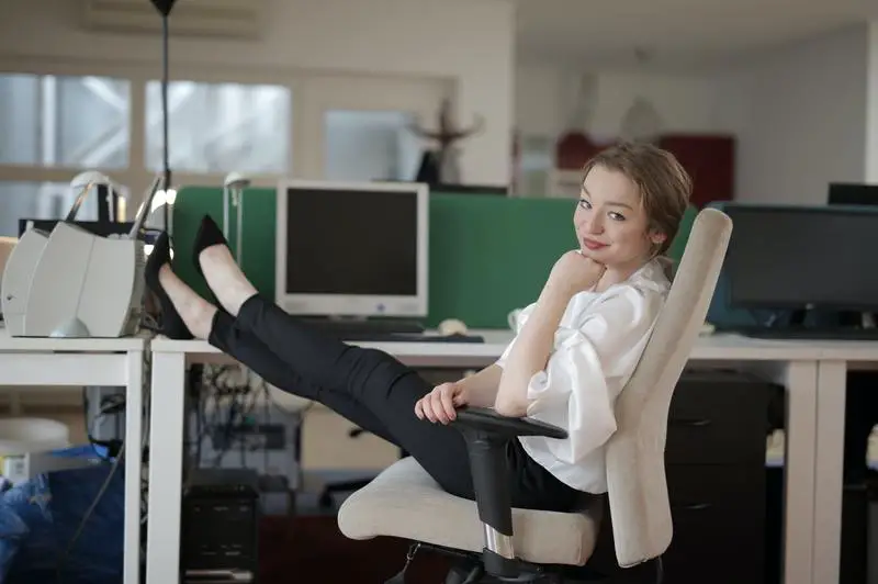 Jak podnieść krzesło biurowe bez dźwigni: 2 łatwe metody majsterkowania