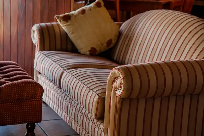 Jak podnieść poduszki na sofę: najlepsza dwuetapowa naprawa