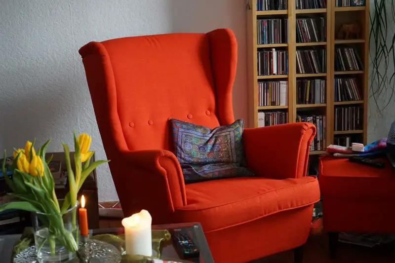 Jak ponownie tapicerować krzesło na sofę dla początkujących?