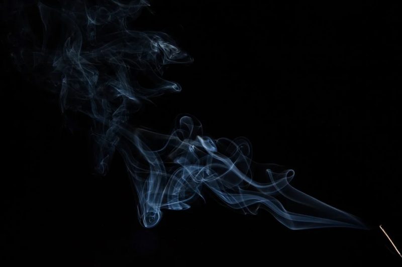 Jak pozbyć się zapachu dymu z materaca? 3 sposoby