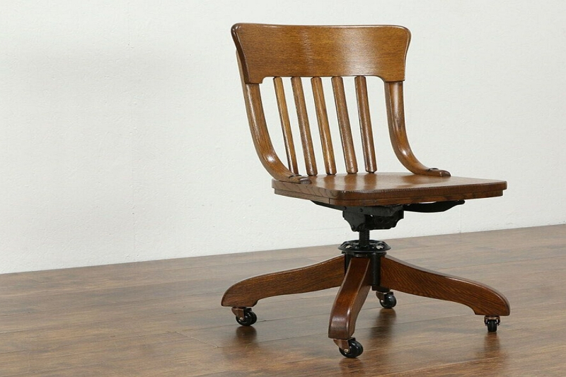 Jak przymocować mocniej podstawę na drewnianym krześle obrotowym?