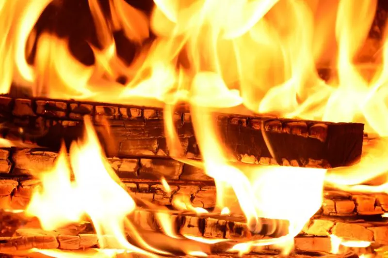 Jak rozpalić ogień w piecu opalanym drewnem? 7 prostych kroków!