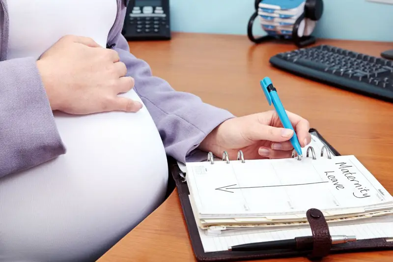 Jak skłonić lekarza do przedłużenia urlopu macierzyńskiego?