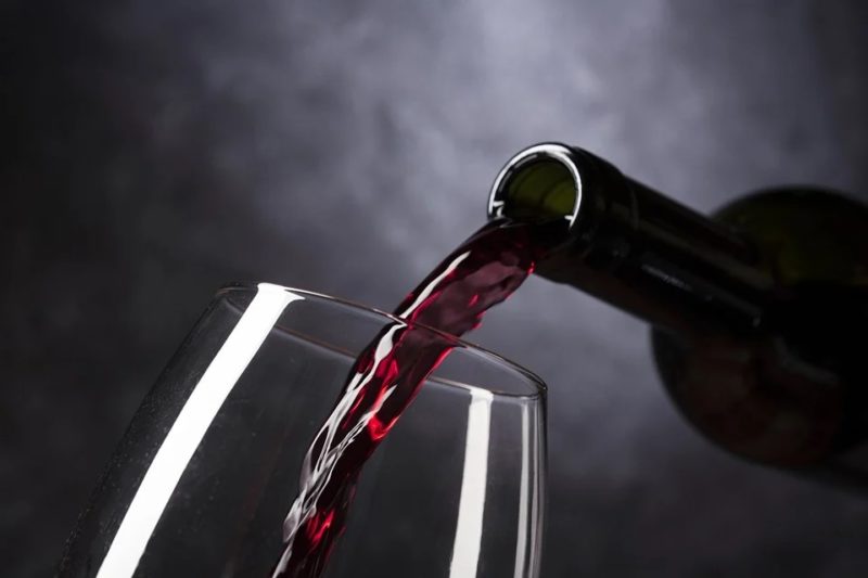 Jak szybko usunąć czerwone wino z sofy w 3 krokach?