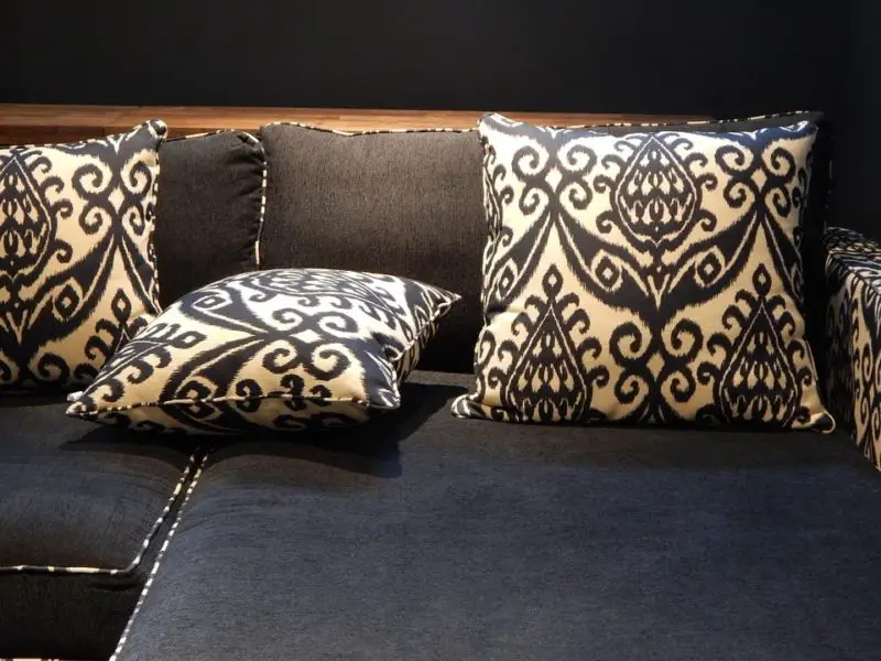 Jak utrzymać poduszki na sofie na miejscu? 3 najlepsze hacki