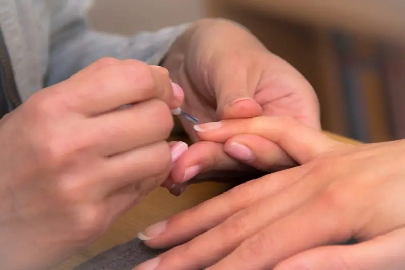 Jak uzyskać lakier do paznokci ze skórzanej sofy? Najbezpieczniejszy sposób