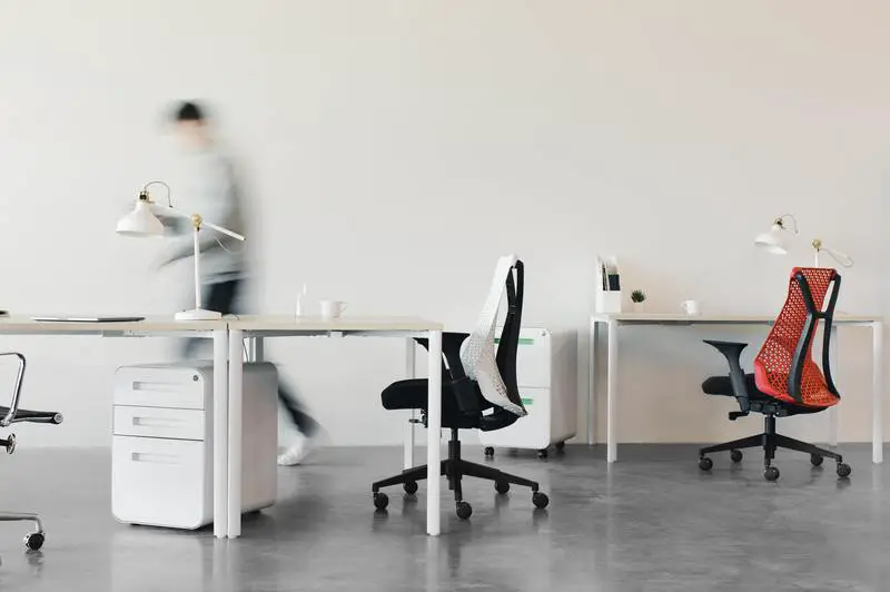 Jak wyregulować wysokość krzesła biurowego w 2 łatwych metodach?