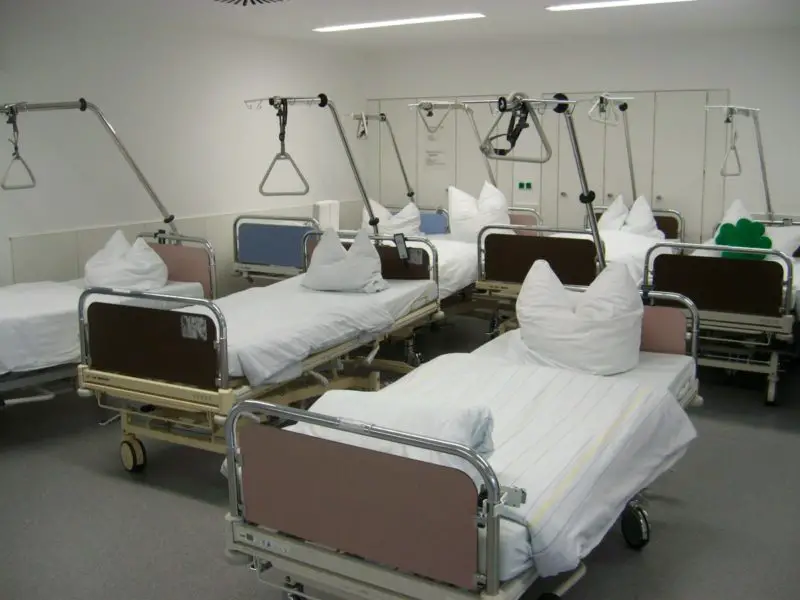 Jak zamaskować łóżko szpitalne? 6 najlepszych wskazówek!