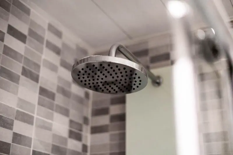 Jak zapobiegać powstawaniu pleśni w uszczelce pod prysznic: 4 najlepsze metody majsterkowania