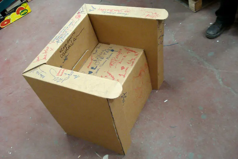 Jak zrobić krzesło kartonowe: łatwy przewodnik w 3 krokach dla majsterkowiczów