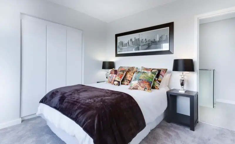 Jaki rozmiar dywanu na pełnowymiarowe łóżko? 5 interesujących opcji dla Ciebie!