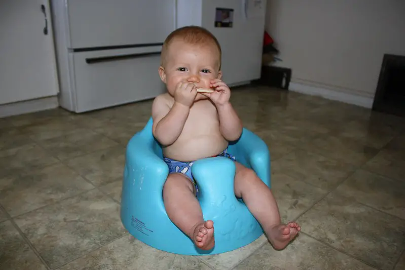 Kiedy dziecko może siedzieć na krześle Bumbo: 4 pomocne korzyści