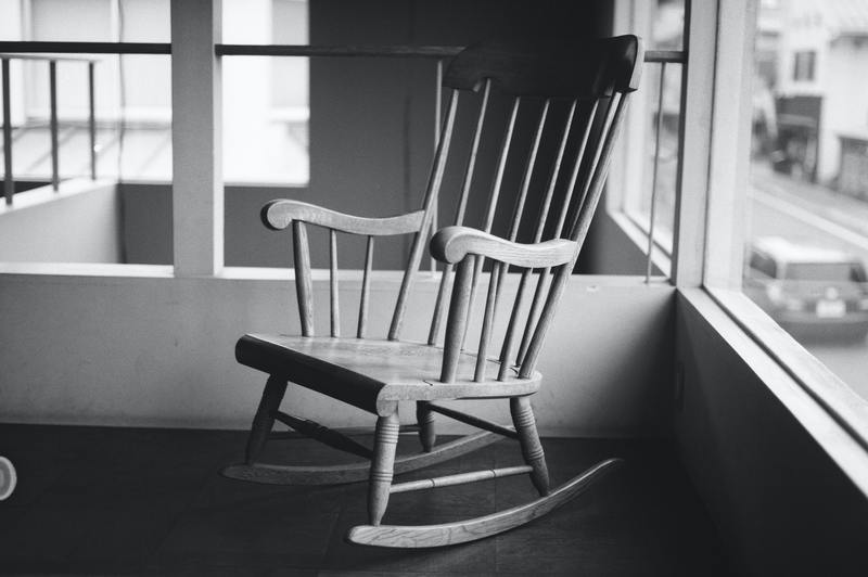 Kto wynalazł fotel bujany? Szybkie spojrzenie na historię
