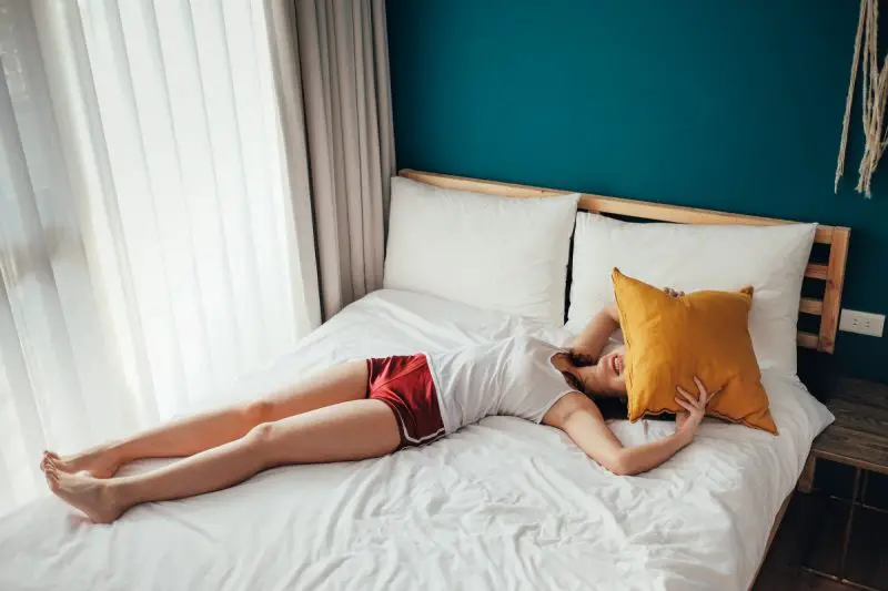 Poduszka między nogami podczas snu; 5 wspaniałych korzyści!