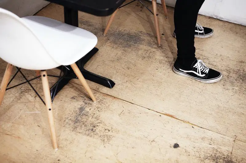 Pomocna wskazówka na krzesło: jak utrzymać filcowe podkładki na nogach krzesła?