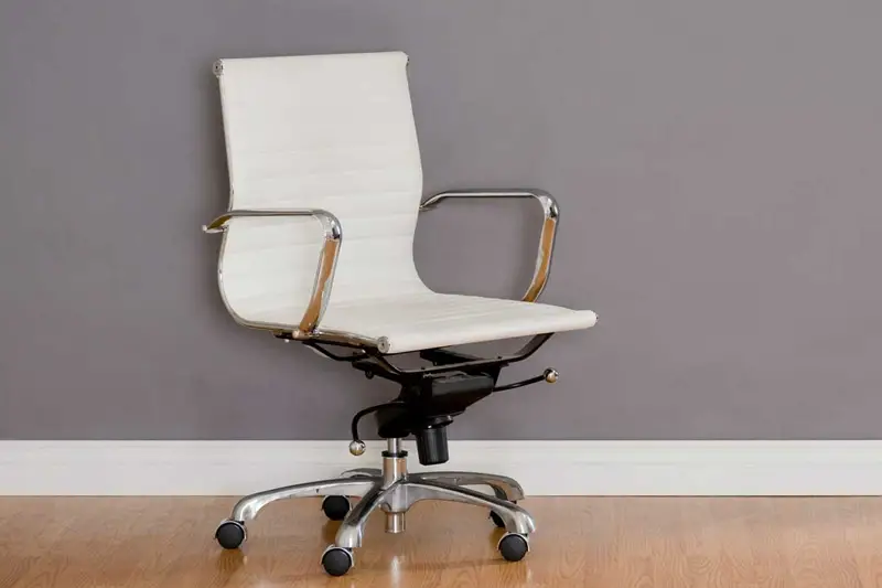 Wsuwanie na obrotowe krzesło biurowe: Jak pozbyć się problemu