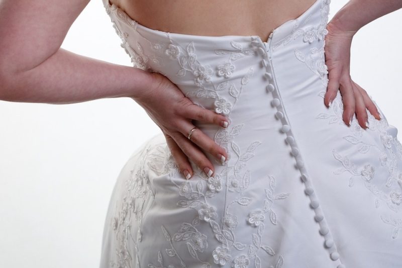 Co nosić pod suknią ślubną z niskim tyłem