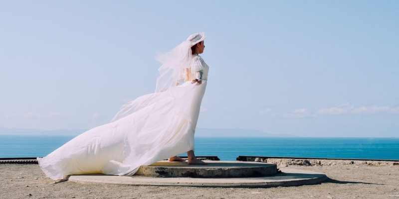 Dlaczego suknie ślubne mają pociągi: historia i nie tylko