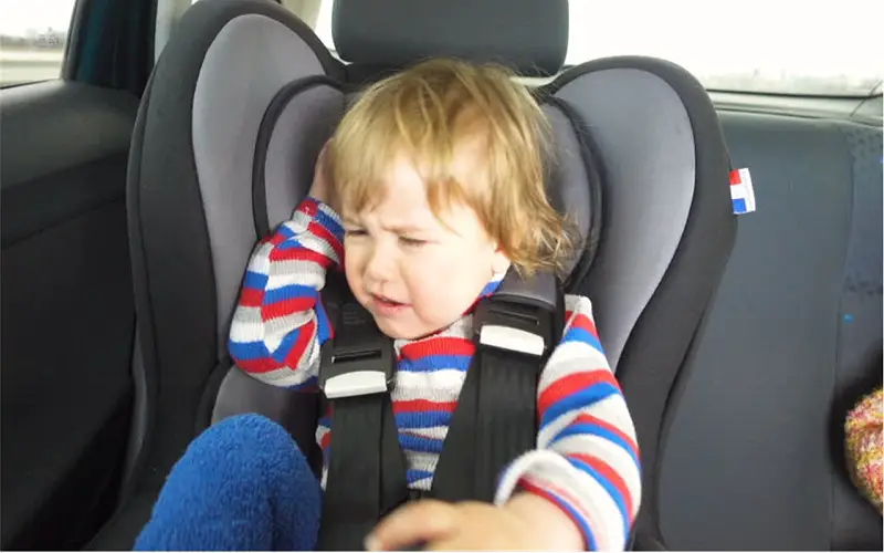Dziecko płacze w foteliku samochodowym Co robić? Przeczytaj to!