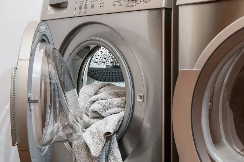 Ile kosztują komercyjne pralki i suszarki? 4 ważne czynniki