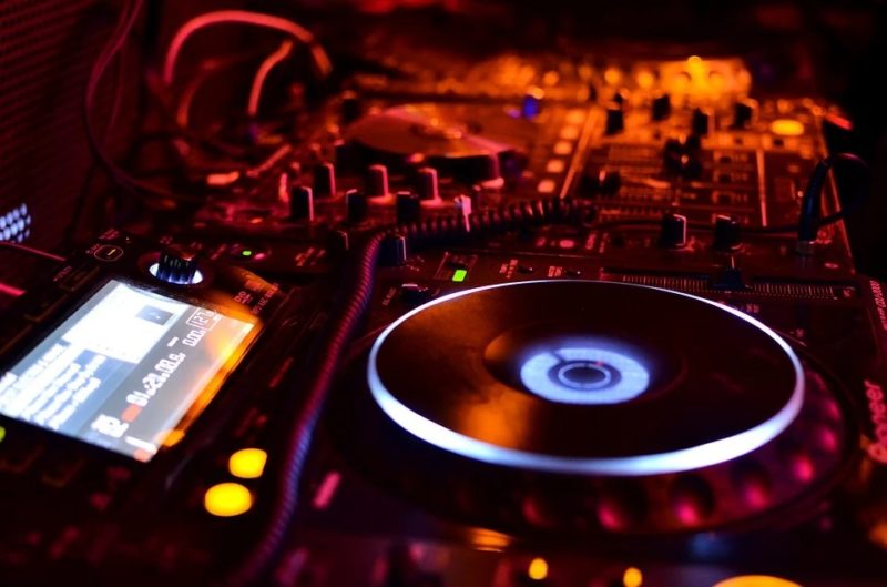Ile kosztuje DJ weselny: rozsądne ceny