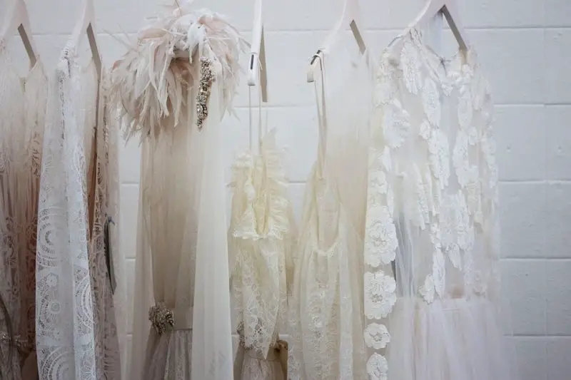 Ile robią projektanci sukien ślubnych?