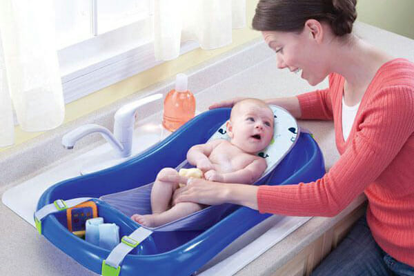 Jak ciepła powinna być woda do kąpieli dla niemowląt? Porady