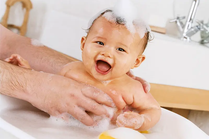 Jak czyścić gąbkę do kąpieli dla niemowląt?
