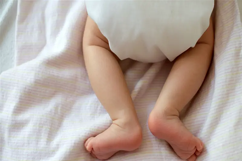 Jak długo dziecko będzie nosiło pieluchy dla noworodków? Pomysły