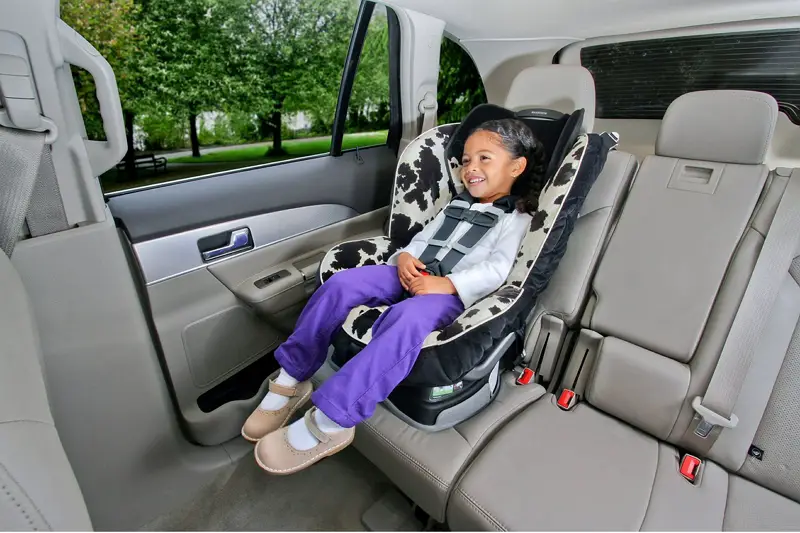 Jak długo dziecko powinno siedzieć w foteliku podczas jazdy? Przeczytaj to!